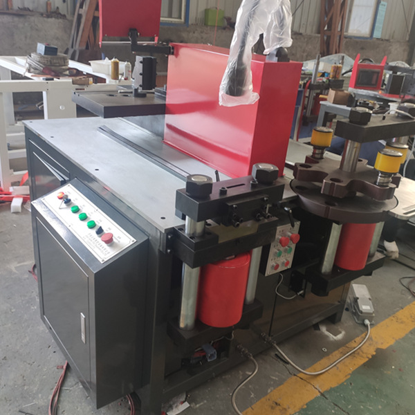 Requirements for adding and discharging hydraulic oil for busbar machine equipment