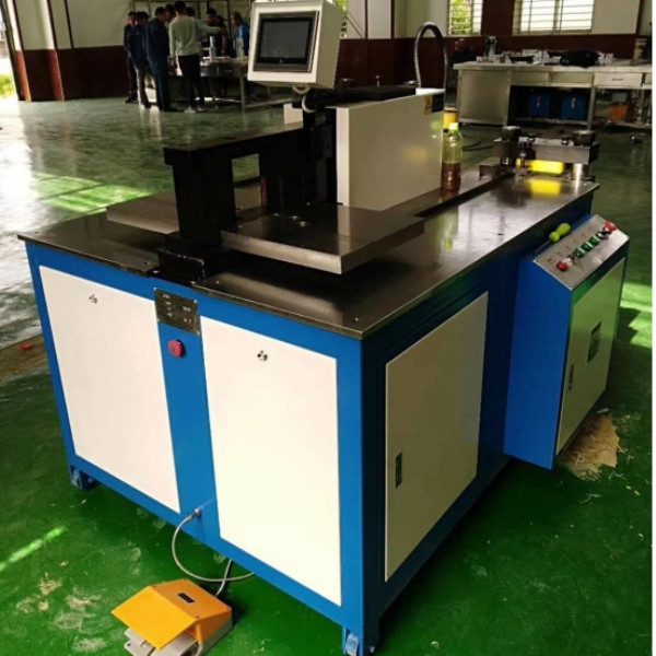 How does a busbar bending machine work?